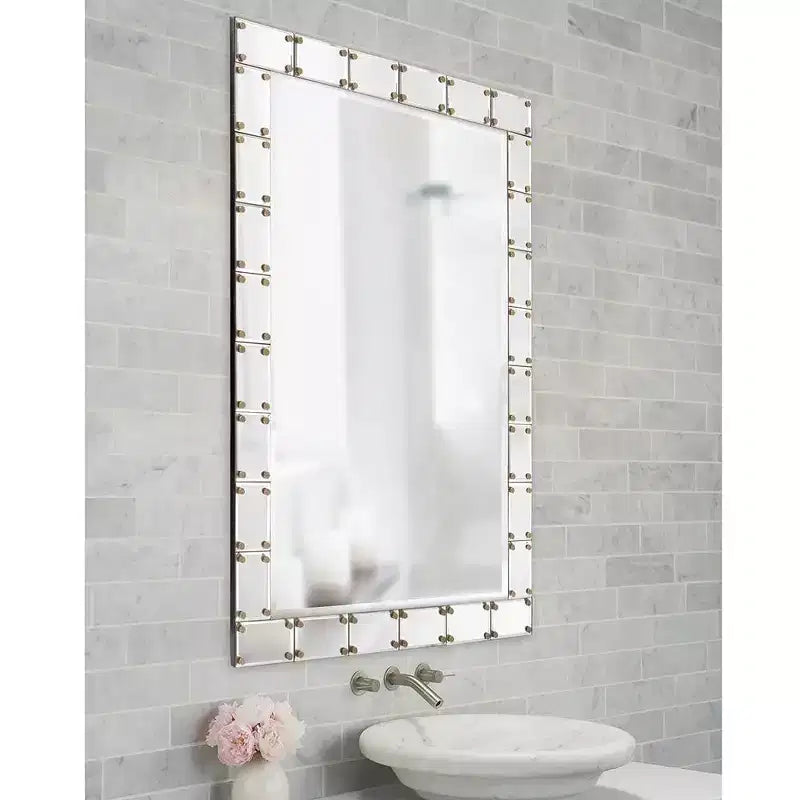 Specchio da parete rettangolare con cornice a specchio trasparente borchiata color bronzo, singolo