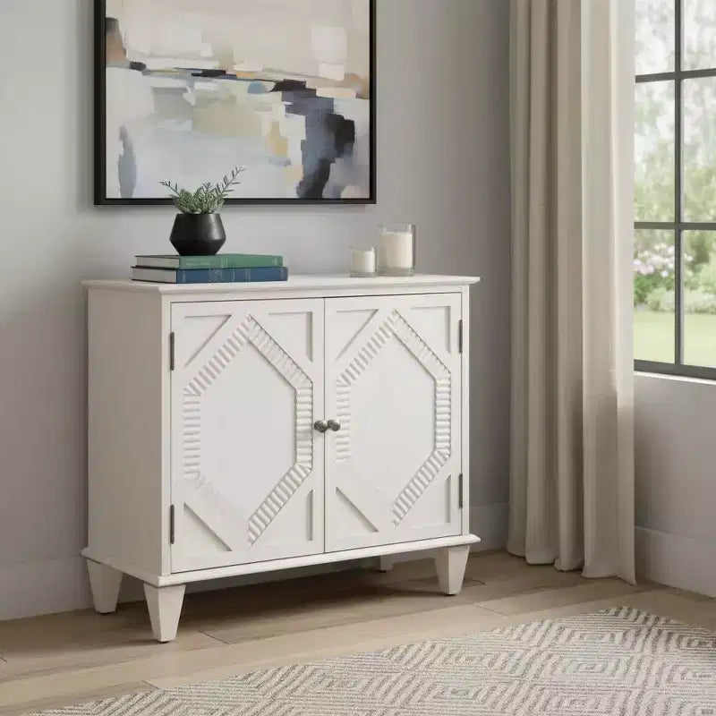 Mobiletto geometrico intagliato in legno bianco, 2 ante, 1 persona